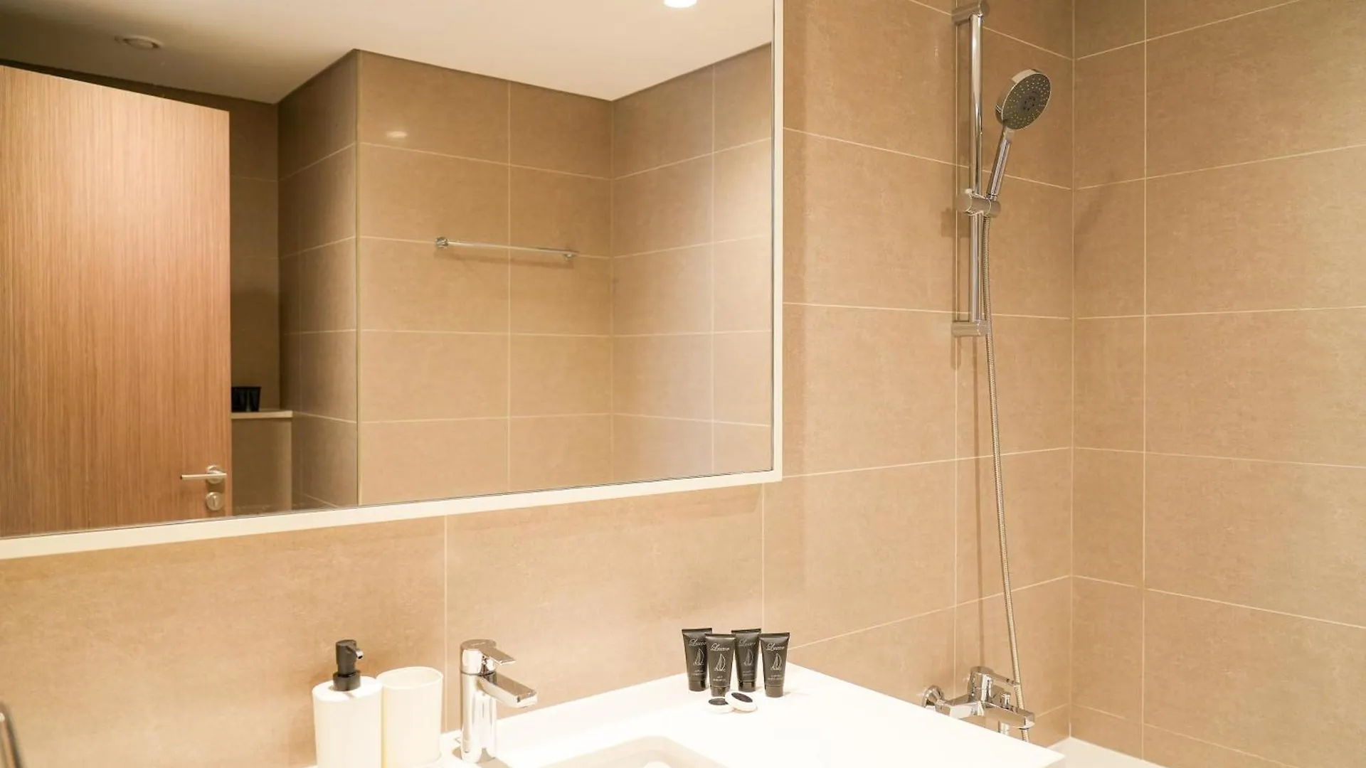 Stunning 2Br Apt Burj Royale 10 Mins Walk To Dubai Mall Apartment